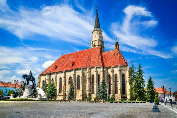 Biserica Sfântul Mihail din Cluj-Napoca cu statuie ecvestră