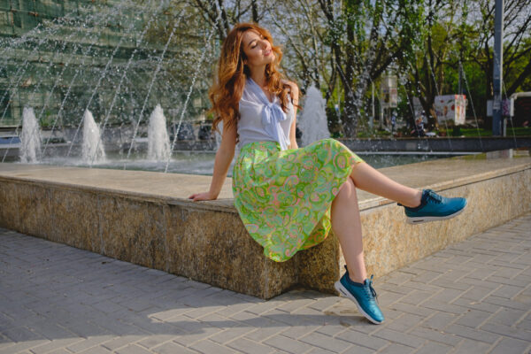 Rochie cu adidași: cum creezi o ținută casual modernă