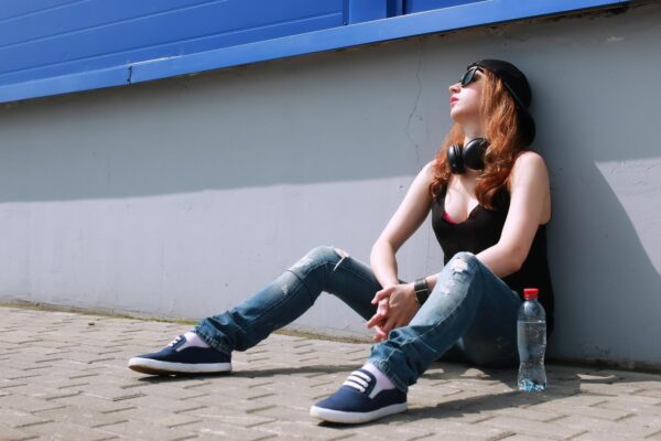 Rochie cu adidași: cum creezi o ținută casual modernă