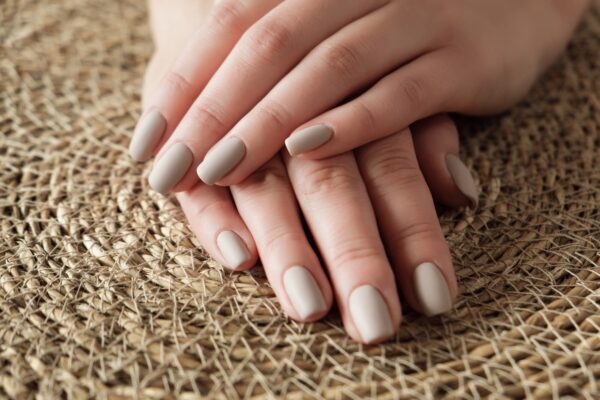 Manichiură nude: idei de unghii discrete și elegante