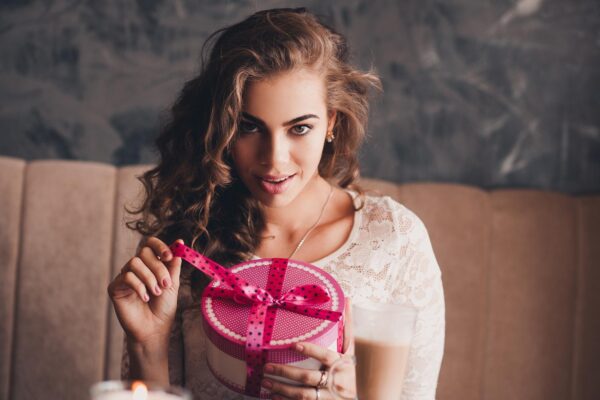 Parfumuri cadou pentru iubită: arome romantice și feminine