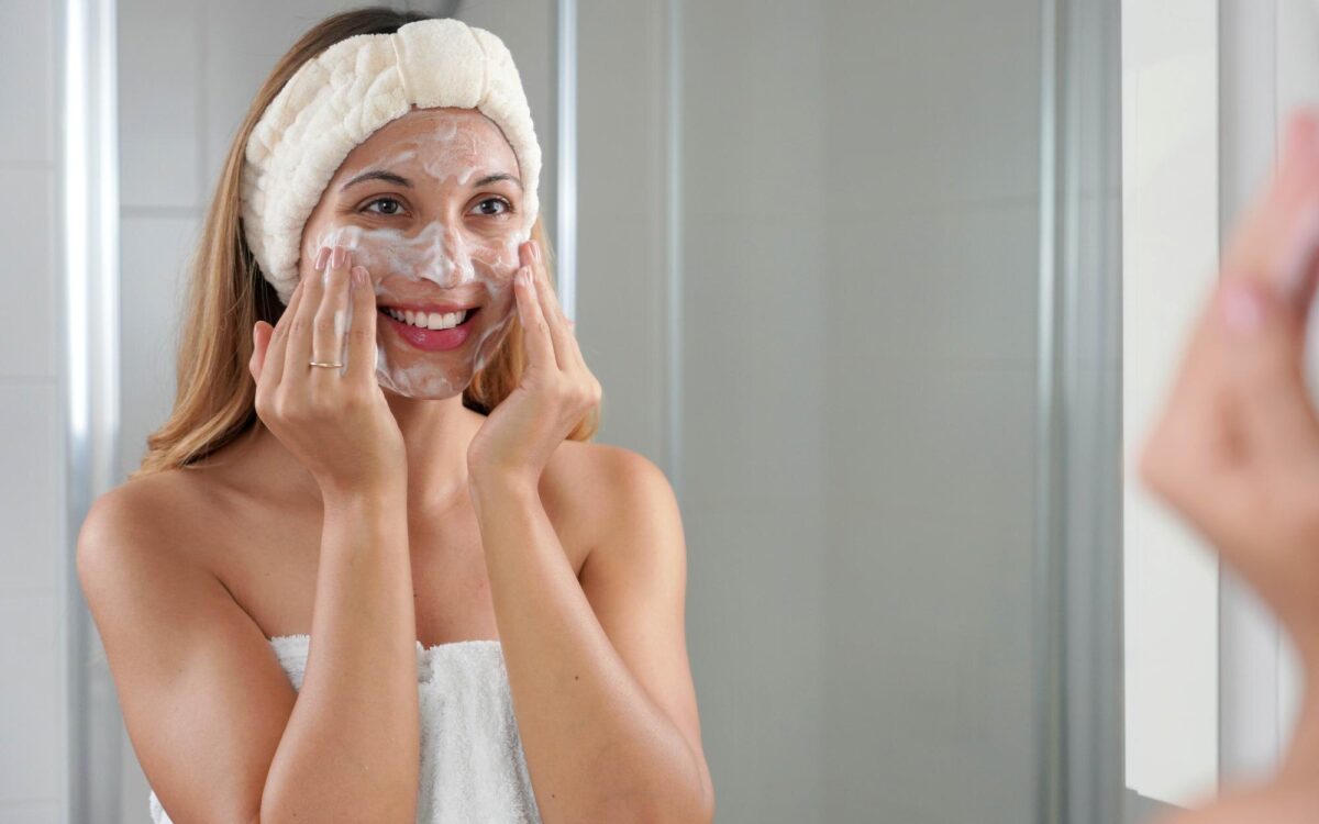 Exfolierea tenului: cât de des se face și ce tip de exfoliant alegi