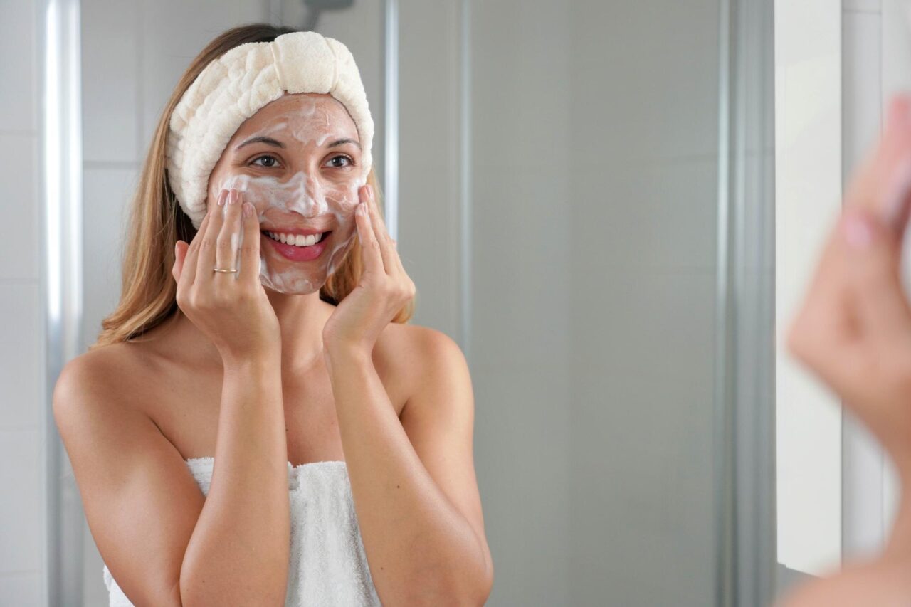Exfolierea tenului: cât de des se face și ce tip de exfoliant alegi