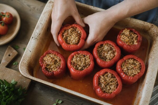 Gogoșari umpluți cu carne și orez, gătiți la cuptor