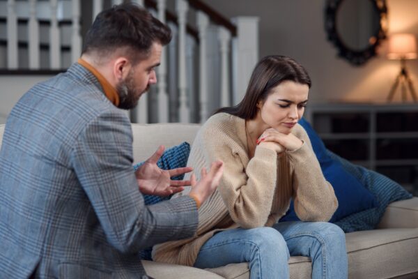 Ce să faci dacă partenerul îți cere să nu mai vorbești despre infidelitate