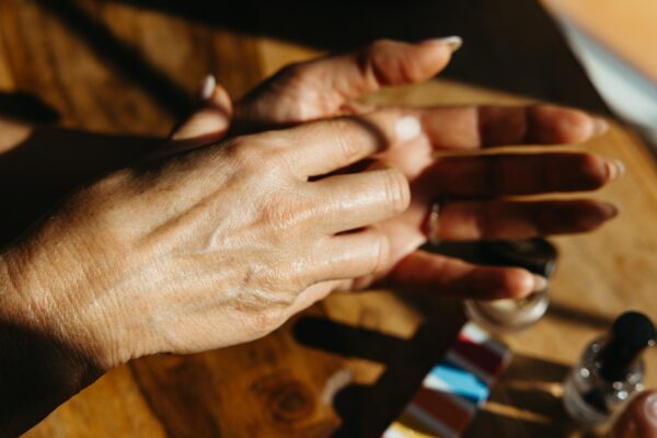 Manichiură pentru femei peste 45 de ani: nuanțele care fac mâinile să pară odihnite