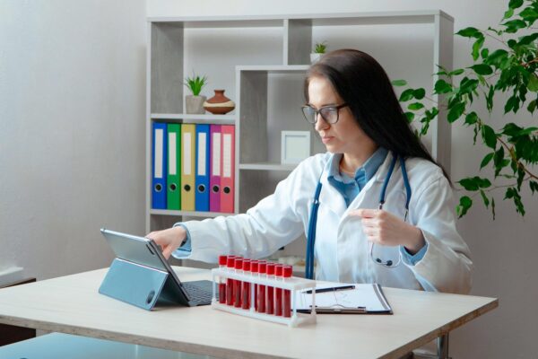 Trombocite crescute: când se repetă analiza și ce investigații pot urma
