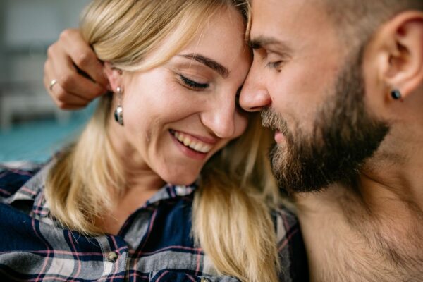 Capcana „situationship”: de ce rămânem prinși în relații fără etichetă și cum ne sabotează stima de sine