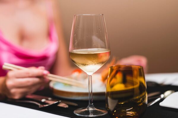 Alcoolul și slăbitul: câte calorii ascunde un pahar