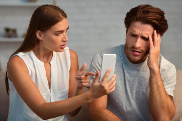 Partenerul spune că mesajele sunt doar o glumă: cum discuți despre ceea ce te-a rănit