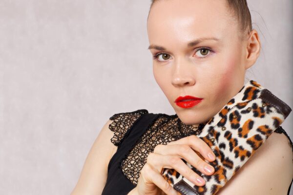 Manichiură cu animal print: leopard modern pe unghii scurte