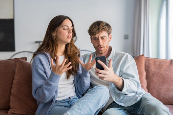 Ce să faci dacă te deranjează că partenerul păstrează legătura cu fostul sau fosta