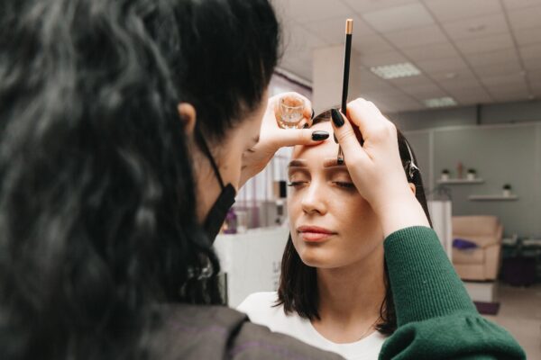 Creion, pudră sau gel pentru sprâncene: ce alegi pentru efectul dorit
