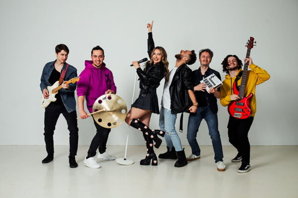 Petrecerea de firmă capătă ritm cu Nicoleta Oancea & Band
